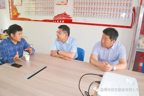 聽(tīng)取社區(qū)工作人員對(duì)社區(qū)基本情況和群眾反映的意見(jiàn)、需求的介紹.jpg